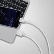 Кабел за зареждане и пренос на данни Swissten Textile USB / USB-C 1,2 m