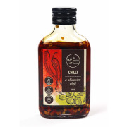 Готова храна Na Italské farmě Chilli v olivovém oleji червен