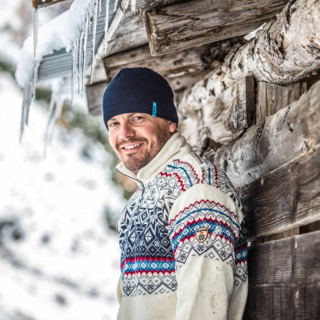 Плетена шапка от мериносана вълна Kama AW62