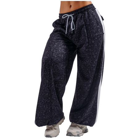 Дамски анцуг Nebbia Baggy Leopard Sweatpants Primal черен BLACK LEOPARD