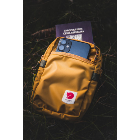 Чантичка за през рамо Fjällräven High Coast Pocket