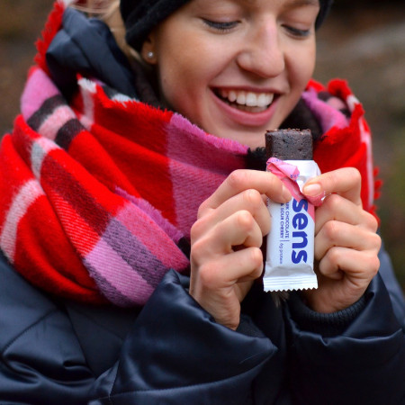 Бар с брашно от щурци Sens Тъмен шоколад и череша